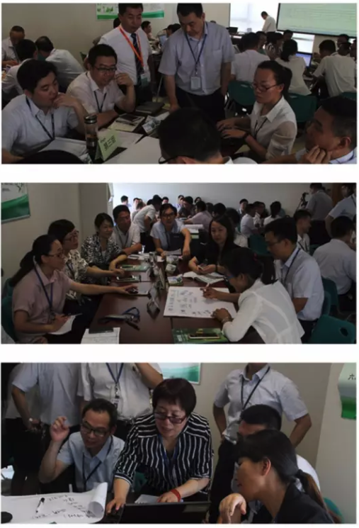 苏顾问为现场PK优秀队发“黄金币” 苏顾问为现场PK优秀队发“黄金币”