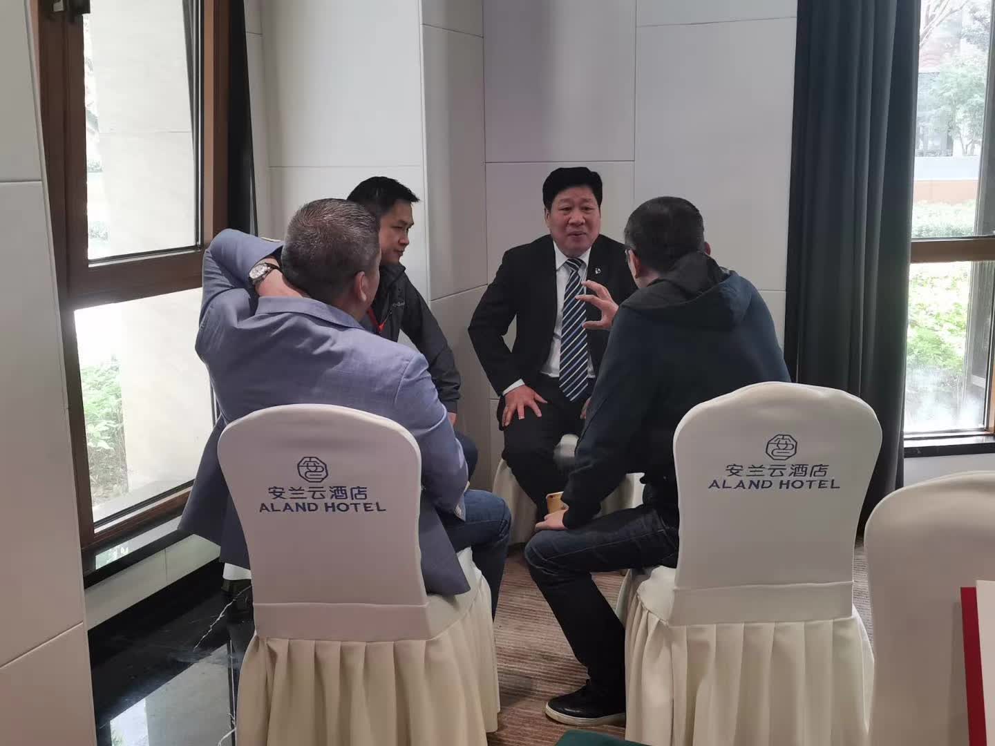 赵老师与学员交流互动.jpg 赵老师与学员交流互动.jpg