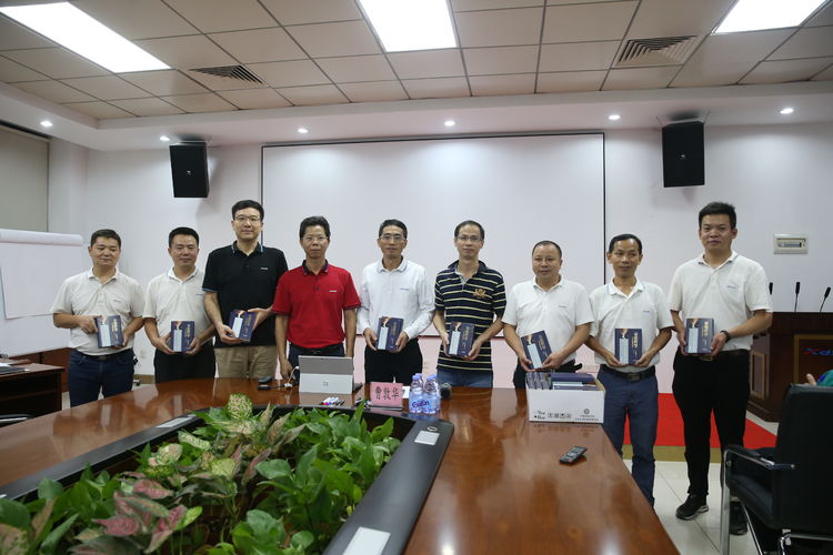 喜德盛谭伟龙董事长给辅导先进集体颁发奖品 喜德盛谭伟龙董事长给辅导先进集体颁发奖品