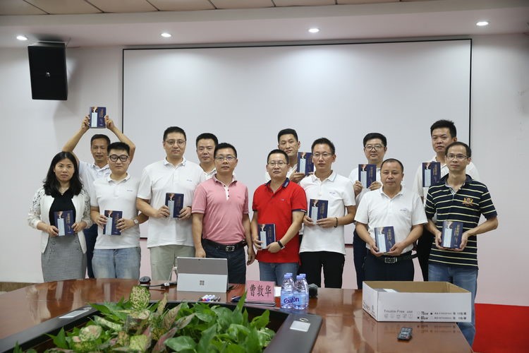 常务副总陈武州为先进个人颁发奖品 常务副总陈武州为先进个人颁发奖品.jpg