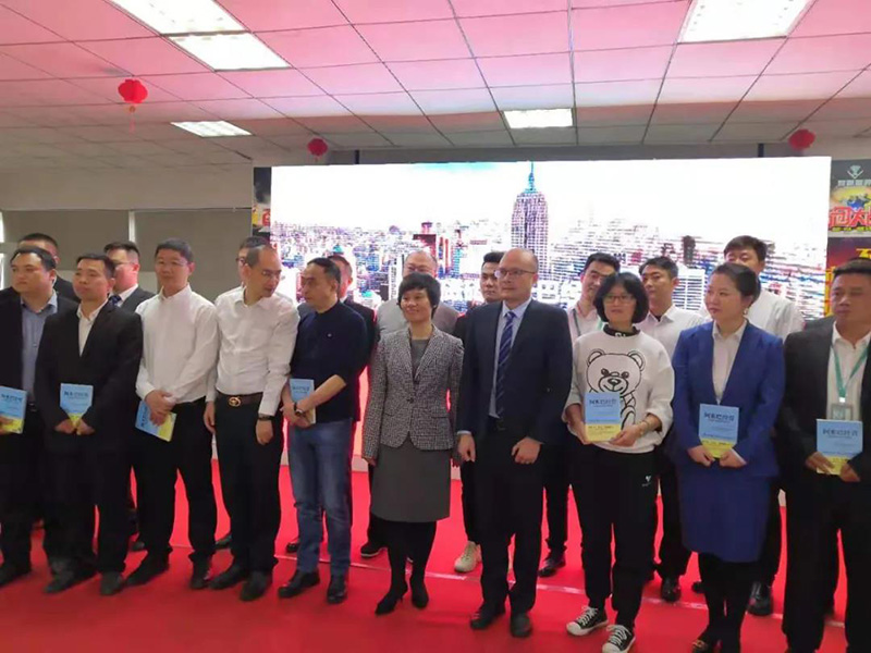 冠军磁砖阿米巴合影 冠军磁砖阿米巴合影